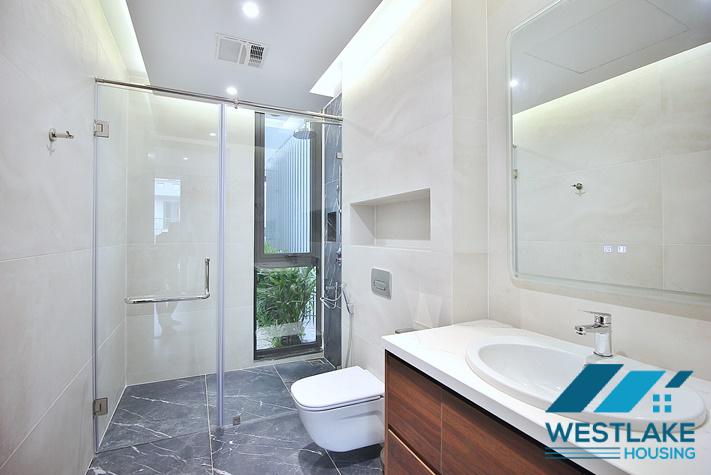 Ngôi Nhà 6 Phòng Ngủ Sáng Thoáng Hiện Đại Có Sân Thượng Rộng Cho Thuê Tại Tây Hồ, Hà Nội