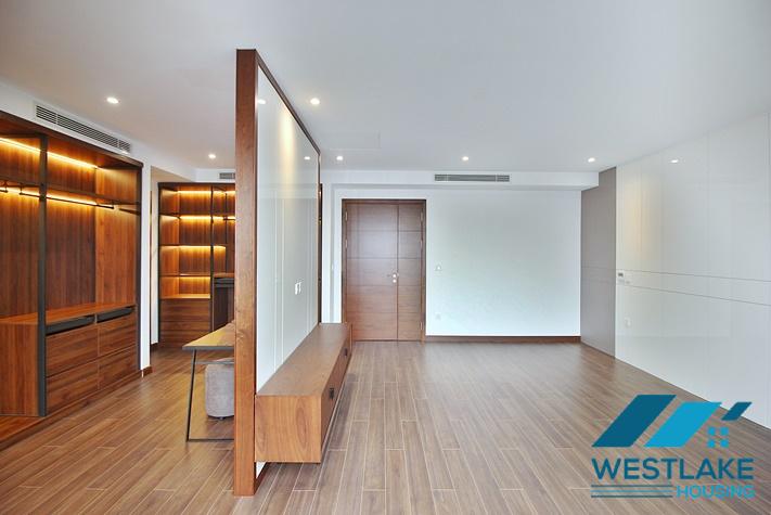 Ngôi Nhà 6 Phòng Ngủ Sáng Thoáng Hiện Đại Có Sân Thượng Rộng Cho Thuê Tại Tây Hồ, Hà Nội