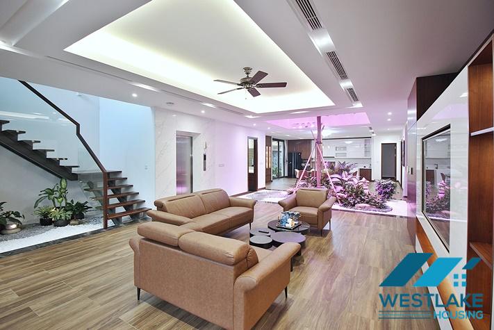 Ngôi Nhà 6 Phòng Ngủ Sáng Thoáng Hiện Đại Có Sân Thượng Rộng Cho Thuê Tại Tây Hồ, Hà Nội