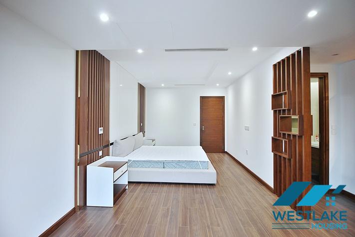 Ngôi Nhà 6 Phòng Ngủ Sáng Thoáng Hiện Đại Có Sân Thượng Rộng Cho Thuê Tại Tây Hồ, Hà Nội