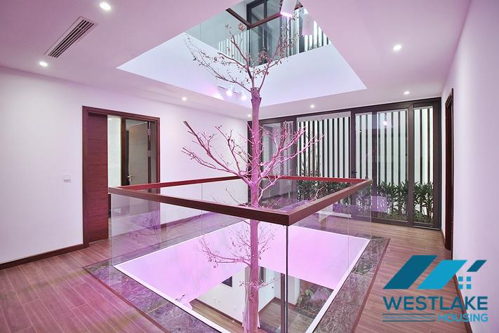 Ngôi Nhà 6 Phòng Ngủ Sáng Thoáng Hiện Đại Có Sân Thượng Rộng Cho Thuê Tại Tây Hồ, Hà Nội