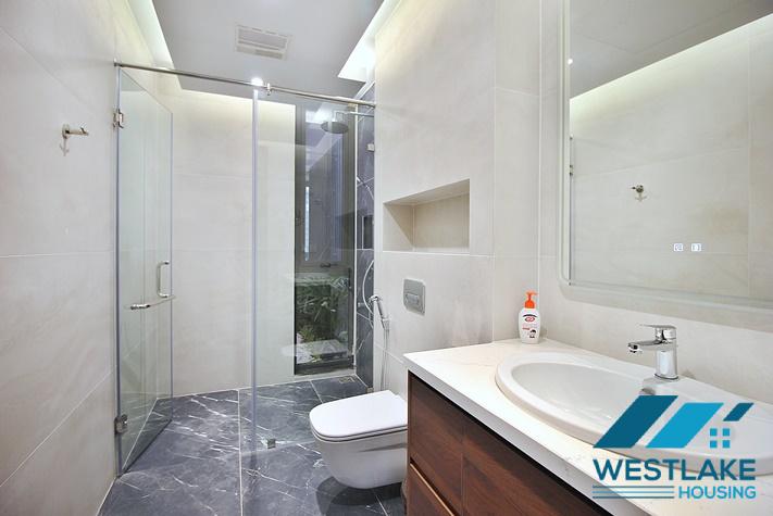 Ngôi Nhà 6 Phòng Ngủ Sáng Thoáng Hiện Đại Có Sân Thượng Rộng Cho Thuê Tại Tây Hồ, Hà Nội