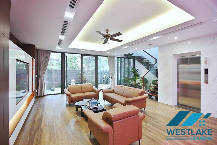 Ngôi Nhà 6 Phòng Ngủ Sáng Thoáng Hiện Đại Có Sân Thượng Rộng Cho Thuê Tại Tây Hồ, Hà Nội