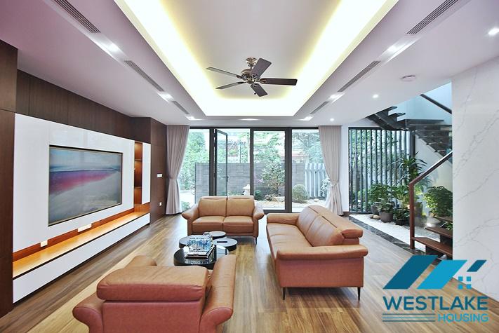 Ngôi Nhà 6 Phòng Ngủ Sáng Thoáng Hiện Đại Có Sân Thượng Rộng Cho Thuê Tại Tây Hồ, Hà Nội