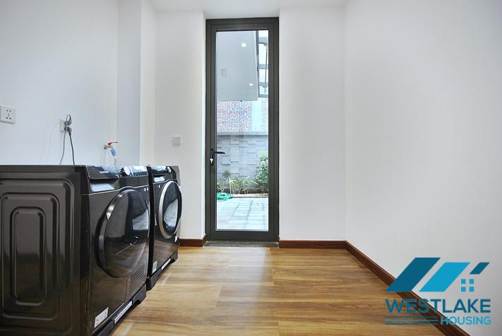 Ngôi Nhà 6 Phòng Ngủ Sáng Thoáng Hiện Đại Có Sân Thượng Rộng Cho Thuê Tại Tây Hồ, Hà Nội