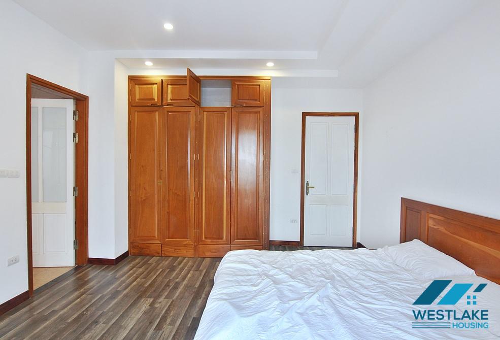 Cho Thuê Căn Hộ 3 Phòng Ngủ View Hồ Tại Ngõ Yên Tĩnh Đường Âu Cơ,Tây Hồ, Hà Nội