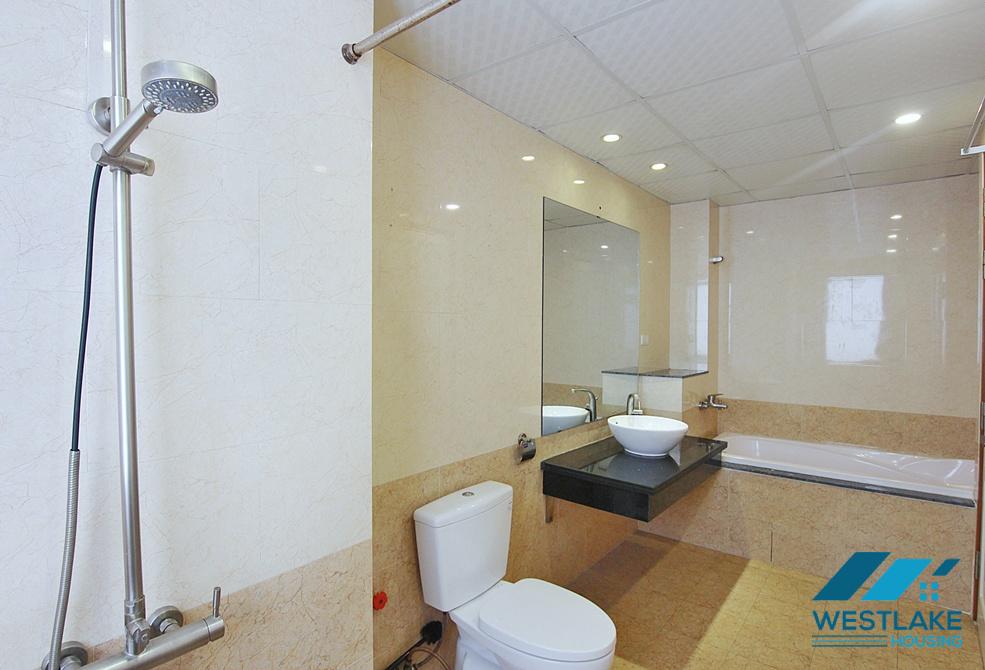 Cho Thuê Căn Hộ 3 Phòng Ngủ View Hồ Tại Ngõ Yên Tĩnh Đường Âu Cơ,Tây Hồ, Hà Nội