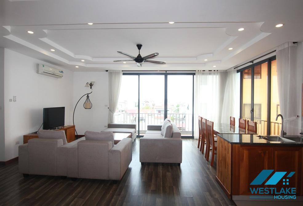 Cho Thuê Căn Hộ 3 Phòng Ngủ View Hồ Tại Ngõ Yên Tĩnh Đường Âu Cơ,Tây Hồ, Hà Nội