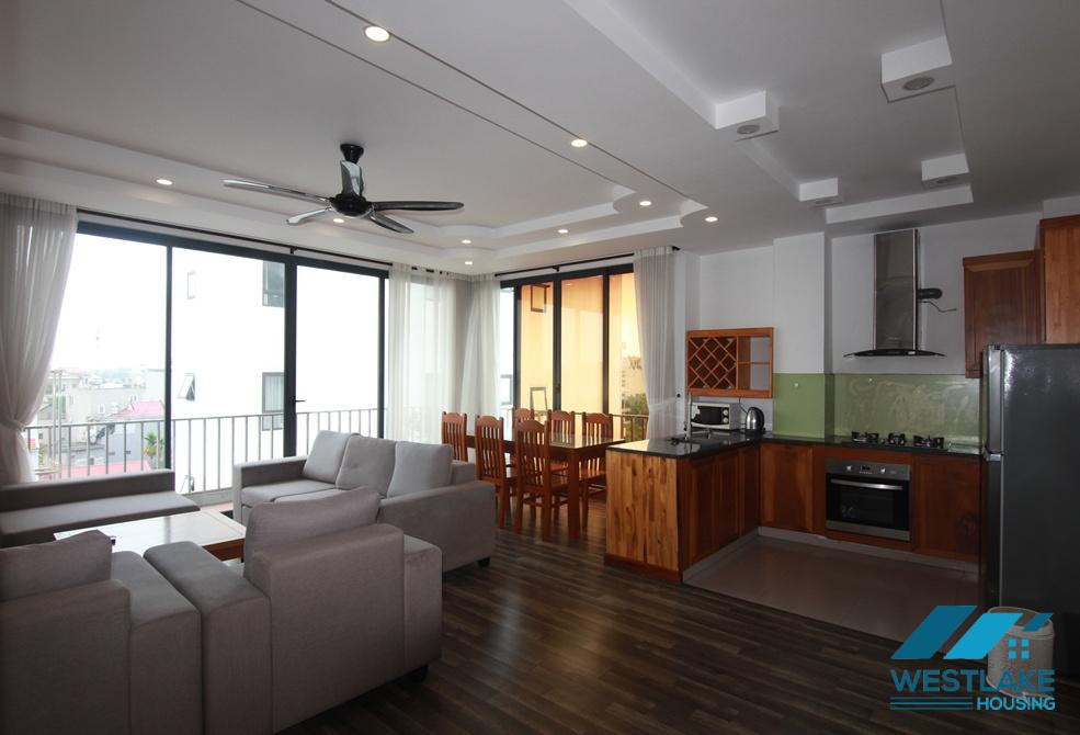 Cho Thuê Căn Hộ 3 Phòng Ngủ View Hồ Tại Ngõ Yên Tĩnh Đường Âu Cơ,Tây Hồ, Hà Nội