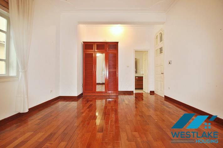 Cho Thuê Nhà 5 Phòng Ngủ Rông Thoáng Tại Đường Tô Ngọc Vân, Tây Hồ, Hà Nội.