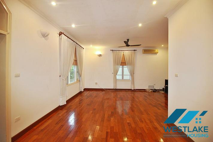 Cho Thuê Nhà 5 Phòng Ngủ Rông Thoáng Tại Đường Tô Ngọc Vân, Tây Hồ, Hà Nội.