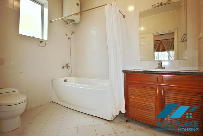 Cho Thuê Nhà 5 Phòng Ngủ Rông Thoáng Tại Đường Tô Ngọc Vân, Tây Hồ, Hà Nội.