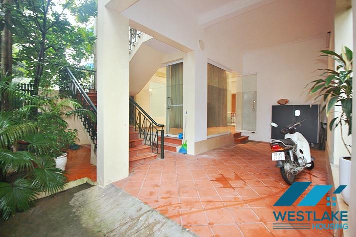 Cho Thuê Nhà 5 Phòng Ngủ Rông Thoáng Tại Đường Tô Ngọc Vân, Tây Hồ, Hà Nội.