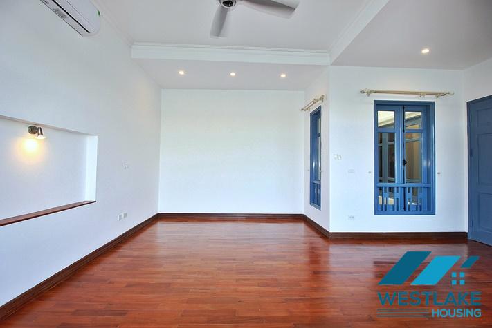 Cho Thuê Nhà 4 Phòng Ngủ Ven Hồ Phố Quảng Khánh Tây Hồ, Hà Nội Với View Hồ Tuyệt Đẹp.