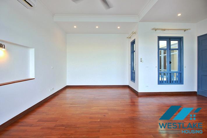 Cho Thuê Nhà 4 Phòng Ngủ Ven Hồ Phố Quảng Khánh Tây Hồ, Hà Nội Với View Hồ Tuyệt Đẹp.