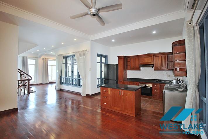 Cho Thuê Nhà 4 Phòng Ngủ Ven Hồ Phố Quảng Khánh Tây Hồ, Hà Nội Với View Hồ Tuyệt Đẹp.