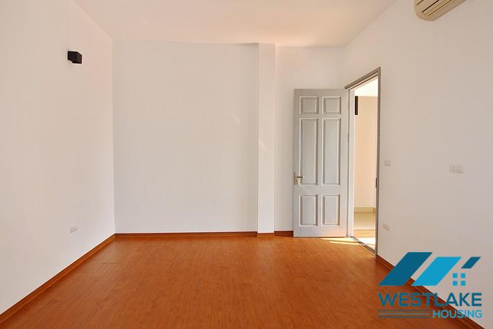 Cho Thuê Nhà 8 Phòng Ngủ Rộng Thoáng Sáng Tại Âu Cơ, Tây Hồ, Hà Nội.