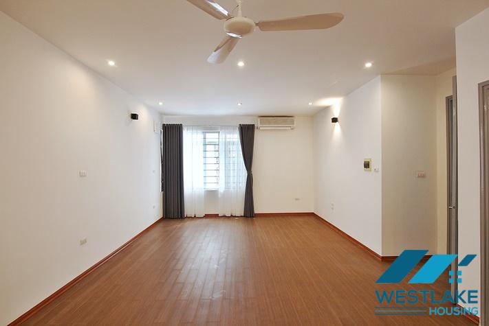 Cho Thuê Nhà 8 Phòng Ngủ Rộng Thoáng Sáng Tại Âu Cơ, Tây Hồ, Hà Nội.