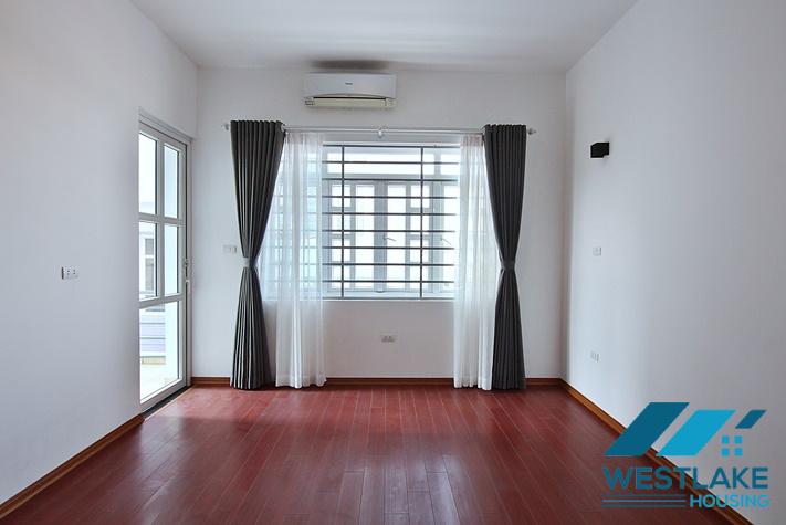 Cho Thuê Nhà 8 Phòng Ngủ Rộng Thoáng Sáng Tại Âu Cơ, Tây Hồ, Hà Nội.