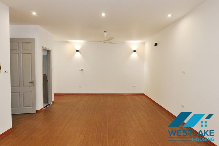 Cho Thuê Nhà 8 Phòng Ngủ Rộng Thoáng Sáng Tại Âu Cơ, Tây Hồ, Hà Nội.