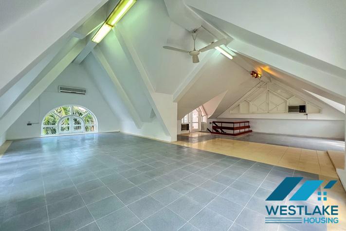 Cho Thuê Biệt Thự 5 Phòng Ngủ Đẹp Có Hồ Bơi Và Sân Vườn Rộng Tại Tây Hồ, Hà Nội.