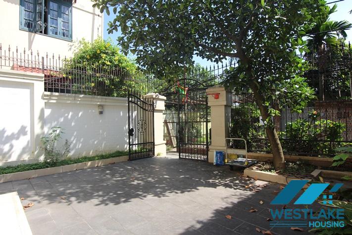 Cho Thuê Nhà 4 Phòng Ngủ Mới Đẹp, Hiện Đại, Ban Công Sân Rộng Thoáng Mát  Tại Tây Hồ, Hà Nội.