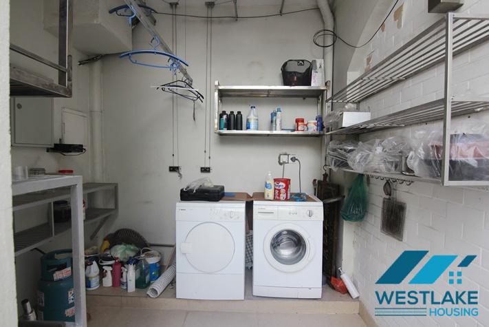 Cho Thuê Nhà 4 Phòng Ngủ Mới Đẹp, Hiện Đại, Ban Công Sân Rộng Thoáng Mát  Tại Tây Hồ, Hà Nội.