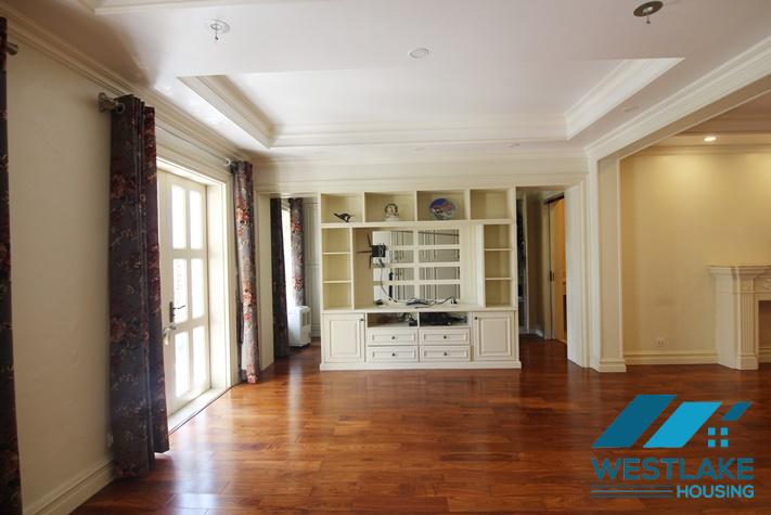 Cho Thuê Nhà 4 Phòng Ngủ Mới Đẹp, Hiện Đại, Ban Công Sân Rộng Thoáng Mát  Tại Tây Hồ, Hà Nội.