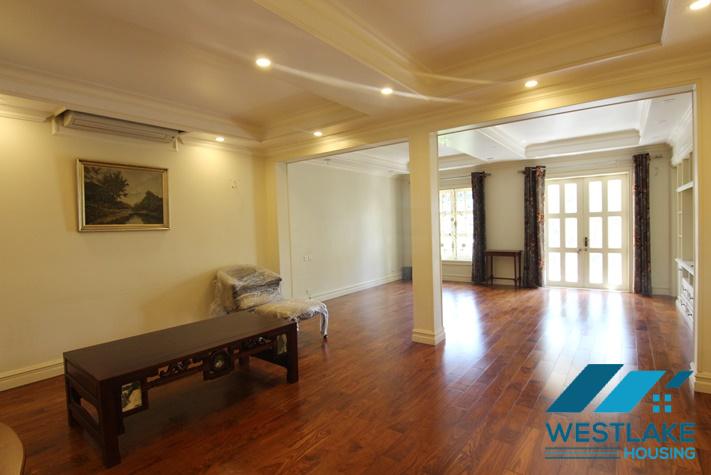 Cho Thuê Nhà 4 Phòng Ngủ Mới Đẹp, Hiện Đại, Ban Công Sân Rộng Thoáng Mát  Tại Tây Hồ, Hà Nội.