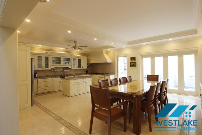 Cho Thuê Nhà 4 Phòng Ngủ Mới Đẹp, Hiện Đại, Ban Công Sân Rộng Thoáng Mát  Tại Tây Hồ, Hà Nội.