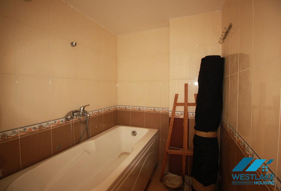 A cheap 4 bedroom house for rent in Au Co, Tay Ho