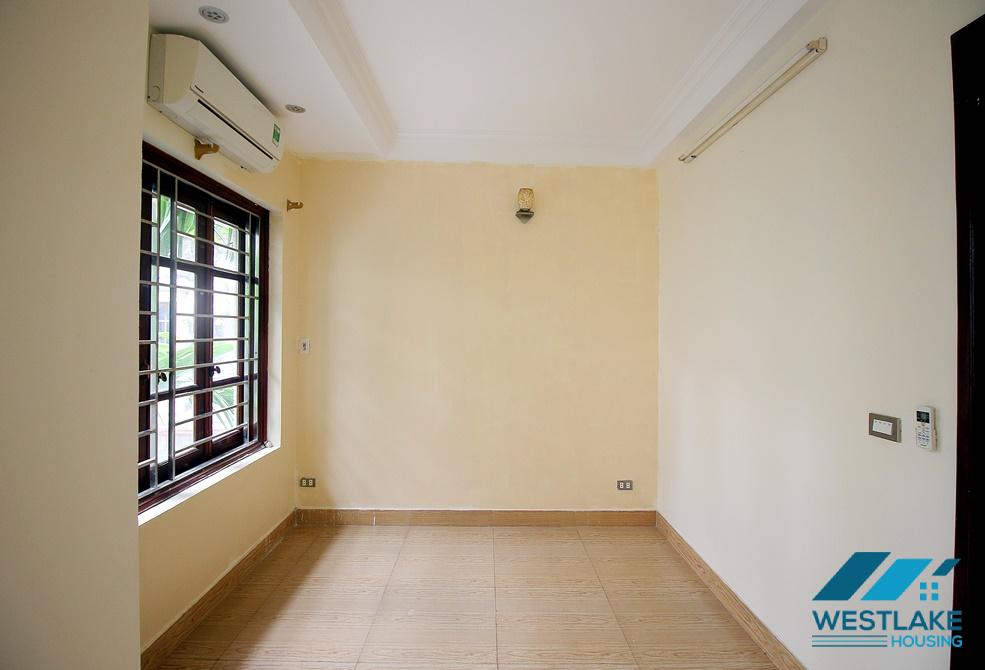 Cheap house with 4 bedrooms for rent in Au Co, Tay Ho