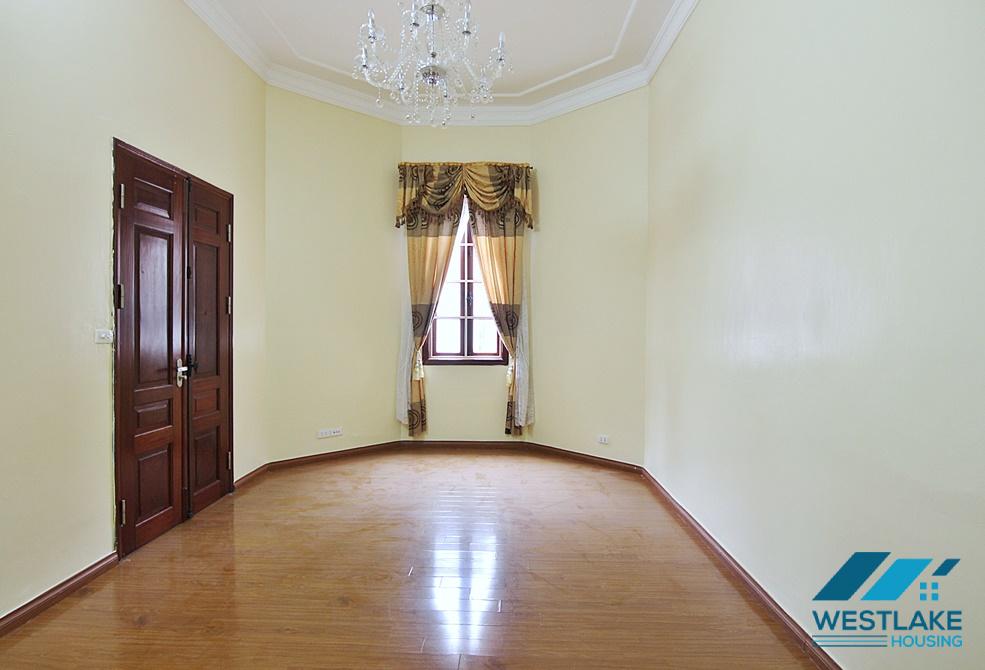 A huge villa with swimming pool for rent in Au Co, Tay Ho