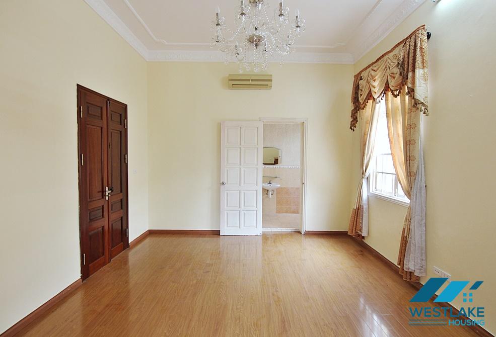 A huge villa with swimming pool for rent in Au Co, Tay Ho