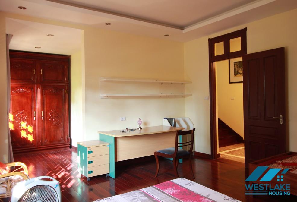 A 4 bedroom house with nice yard for rent in Au Co, Tay Ho