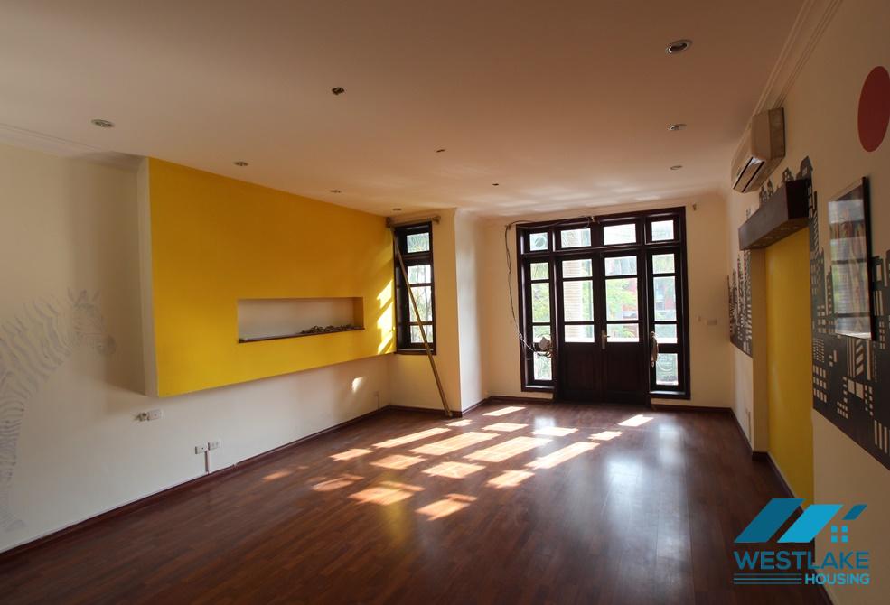 Cho thuê nhà rộng rãi tại Ciputra – Khu C, Tây Hồ, Hà Nội