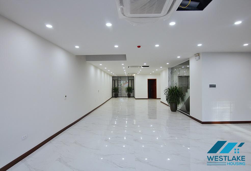 A spacious commercial space for rent in Au Co, Tay Ho