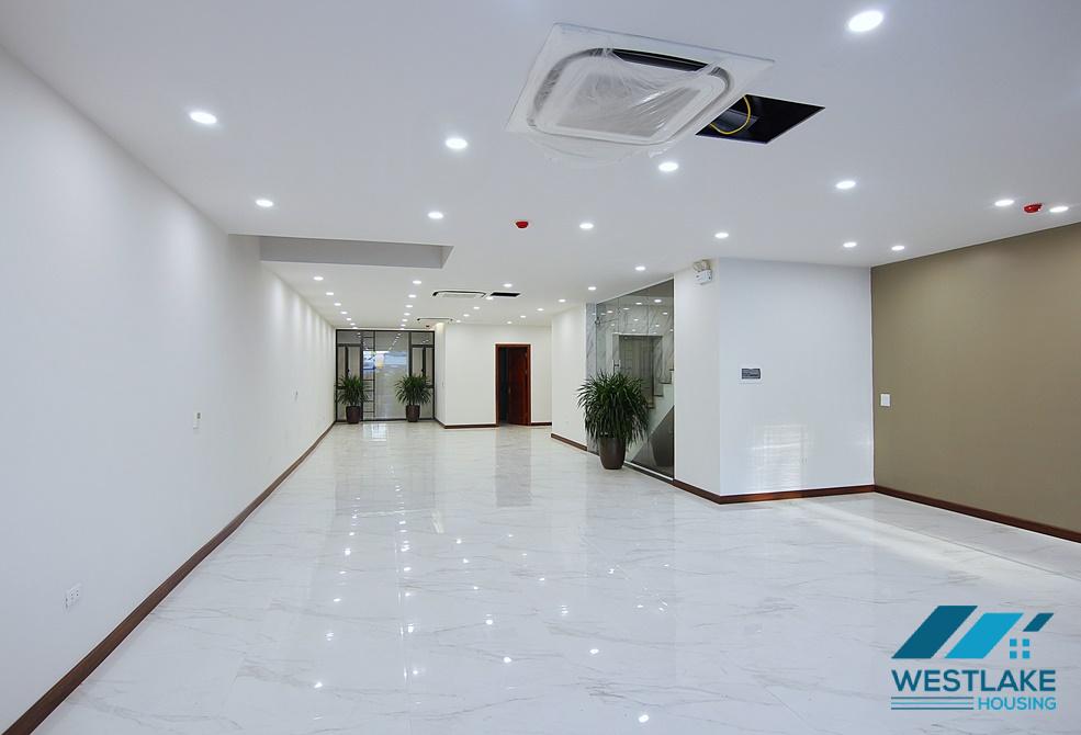 A spacious commercial space for rent in Au Co, Tay Ho