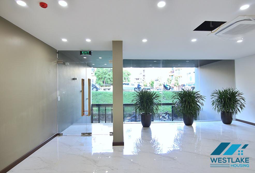 A spacious commercial space for rent in Au Co, Tay Ho