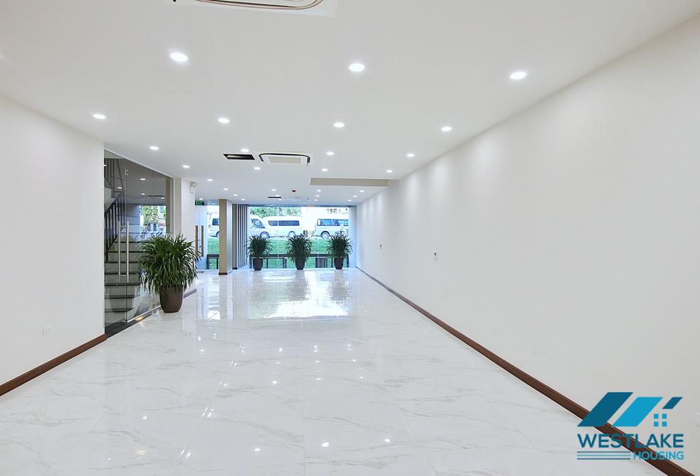 A spacious commercial space for rent in Au Co, Tay Ho