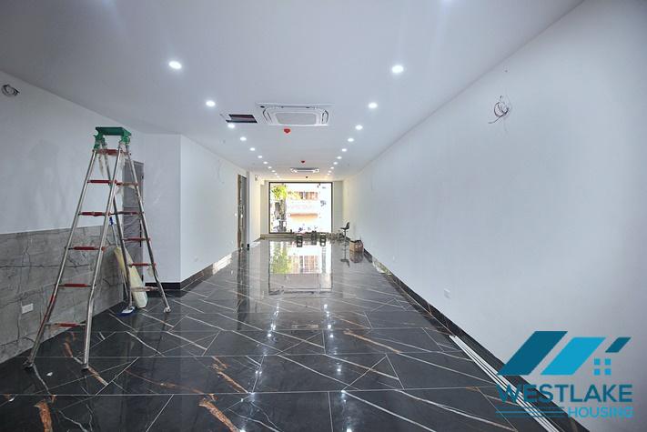 Spacious office space for rent on Yen Phu Street, Tay Ho Ward, Hanoi.