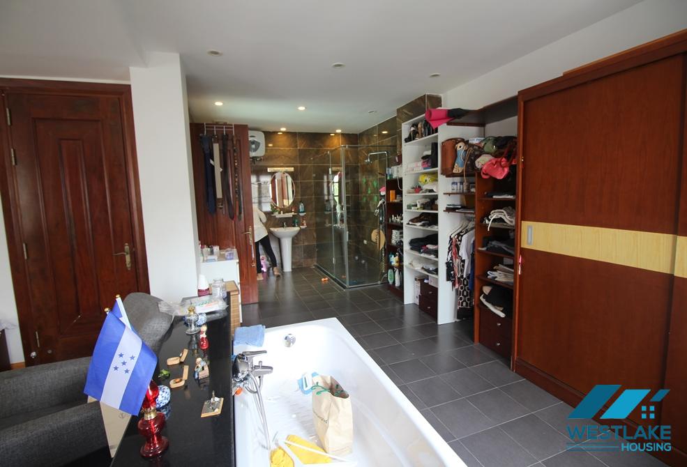 Spacious house with open living room and nice bathrooms to rent in Ciputra