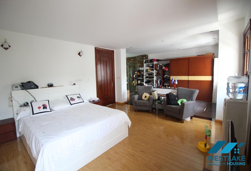 Spacious house with open living room and nice bathrooms to rent in Ciputra