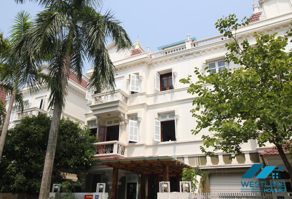 Spacious house with open living room and nice bathrooms to rent in Ciputra