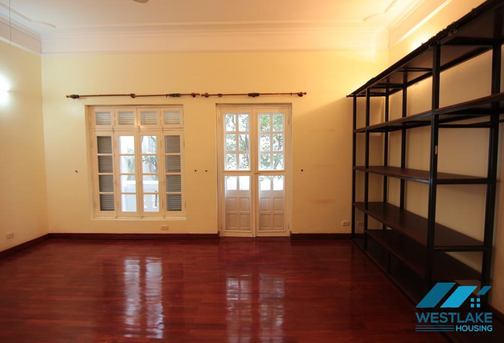 Lovely house with big yard for rent in Tay Ho, Ha Noi Lovely house with big yard for rent in Tay Ho, Ha Noi