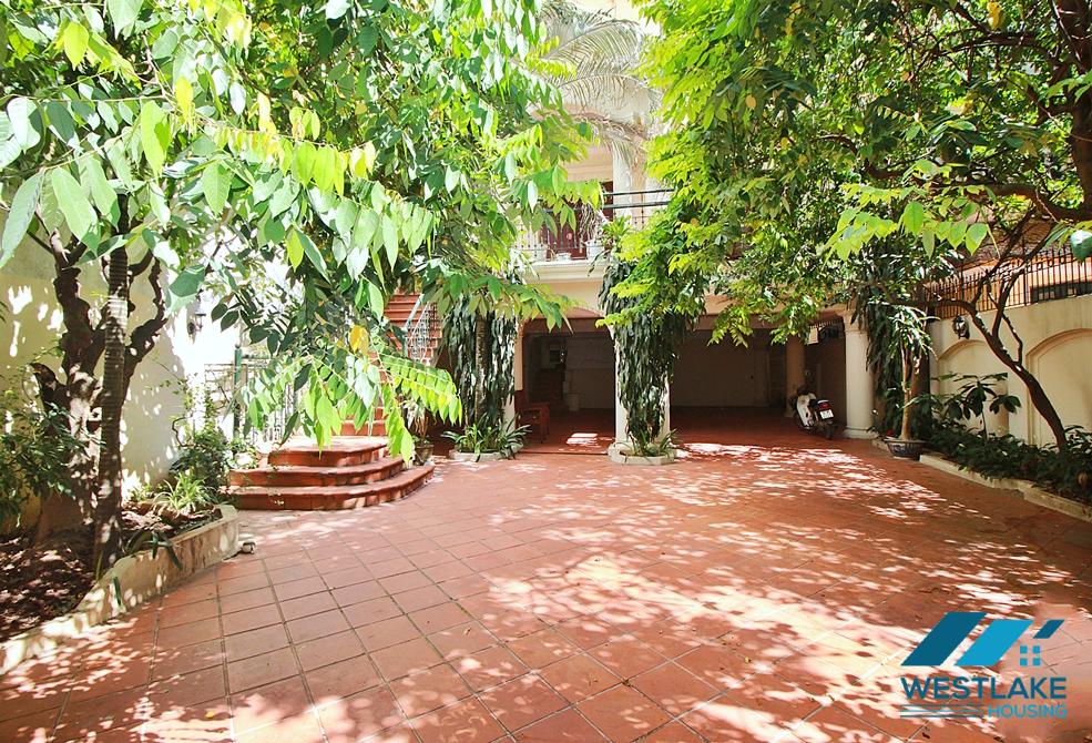 Unfurnished 4 bedrooms house with huge yard for rent in Tay Ho, Ha Noi